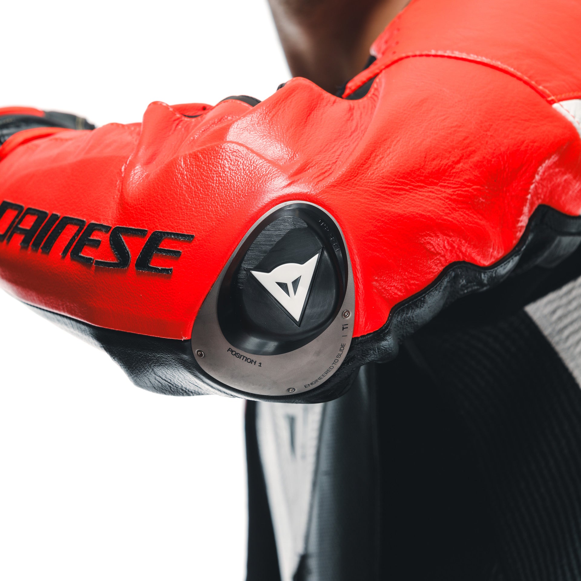 Dainese Mugello 3 D-AIR® Mono de cuero con airbag perforado – Traje de carrera | Hombre | Negro/Rojo 