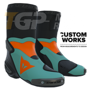 Dainese Axial 2 Air botas de carreras y moto de calle | Hombre | Naranja Fluo / Azul Mar de Cerdeña | Custom Works 