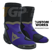 Dainese Axial 2 botas de moto de carreras y carretera | Hombre | Violeta / Magnesio | Custom Works 