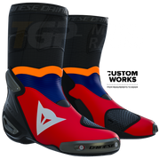 Botas de motociclismo para carretera y racing Dainese Axial 2 Racing y Luca Marini Replica 2026 | Hombre | Lava Rojo / Azul Eléctrico / Naranja Flúor / Blanco | Custom Works 