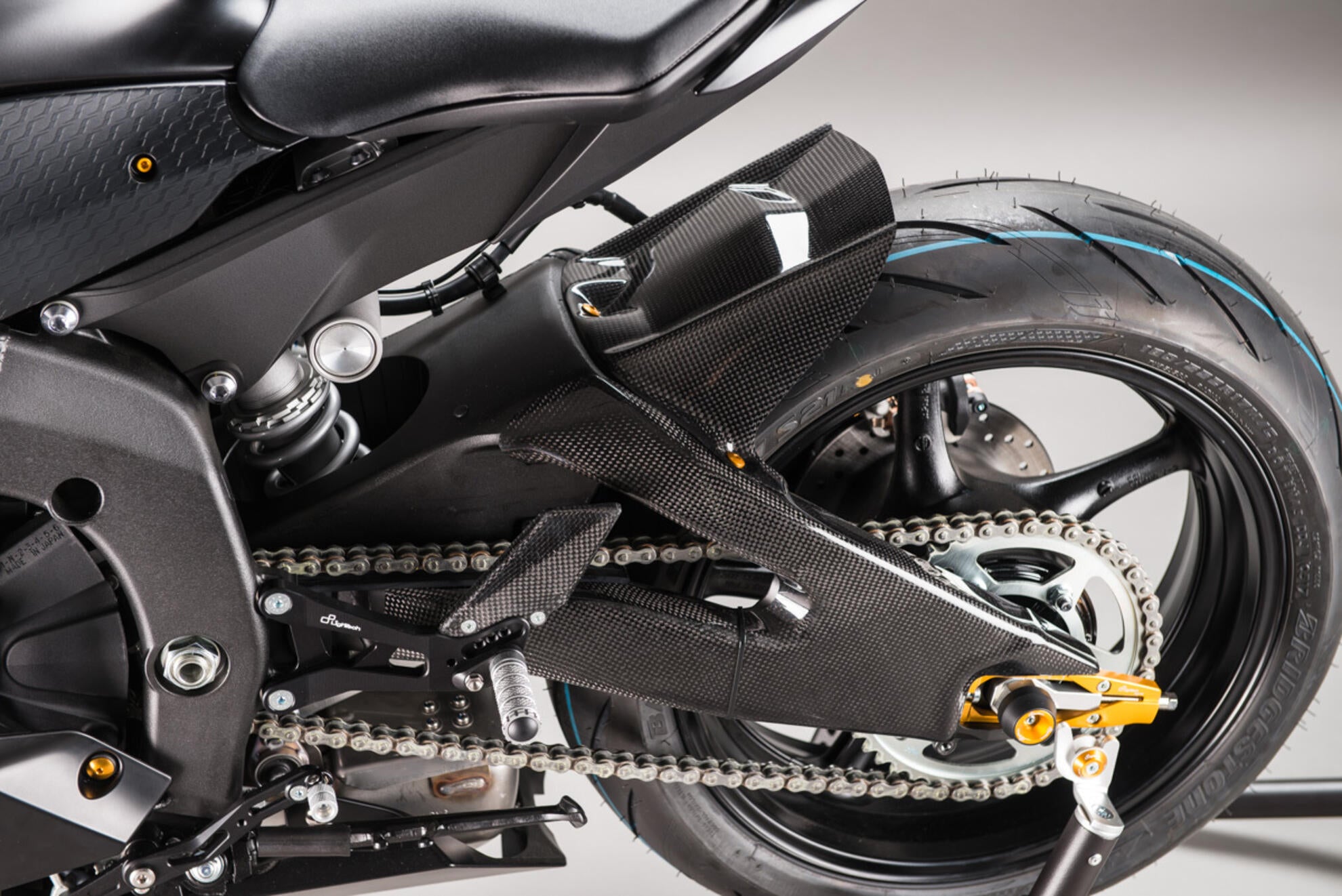 Guardabarros trasero de carbono LighTech Yamaha YZF-R6 RJ11, RJ15, RJ27 (06-26) CARY9920 