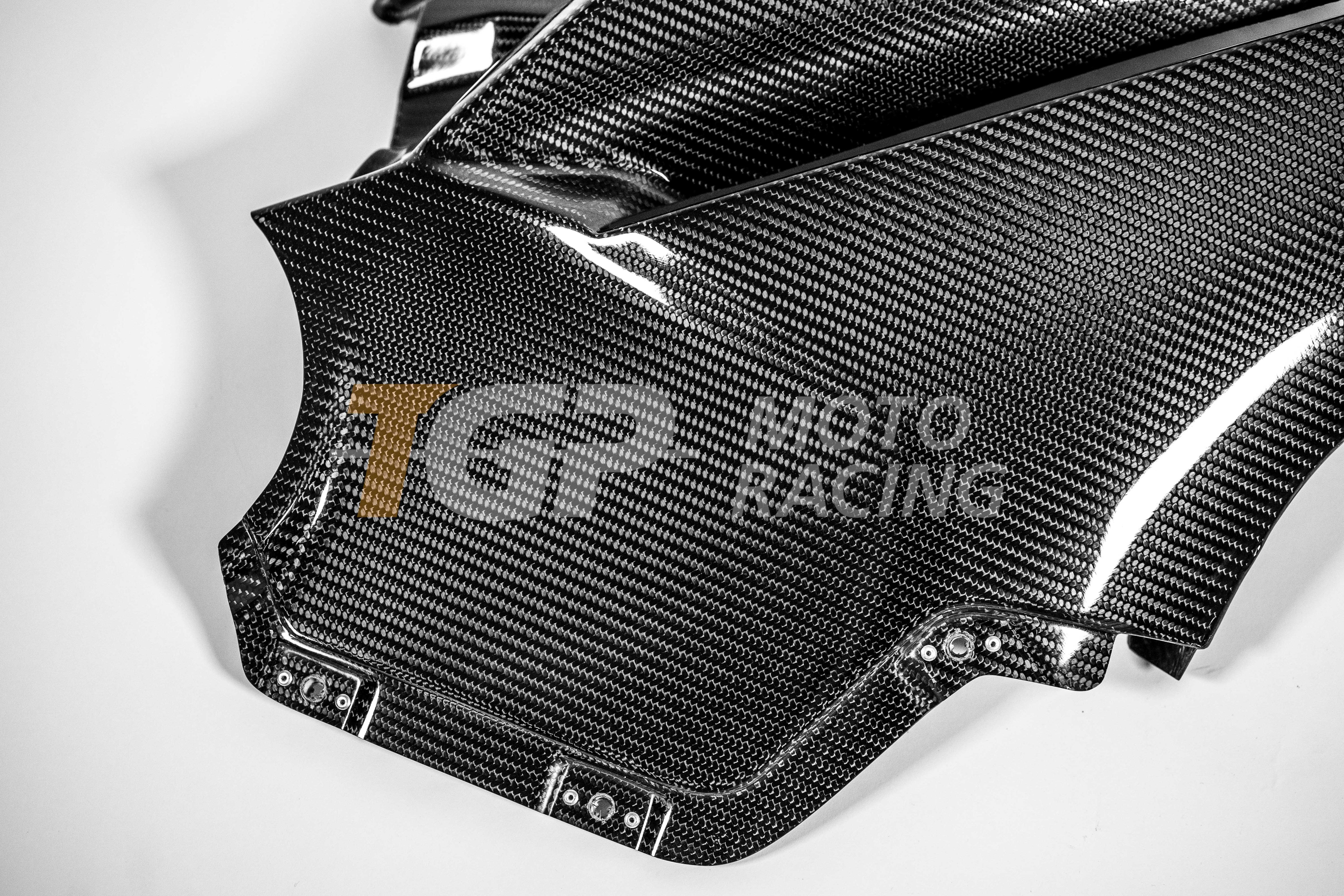 Panel lateral derecho 200 g de carbono AP Carbon Line Ducati Panigale V4 R (2026) 