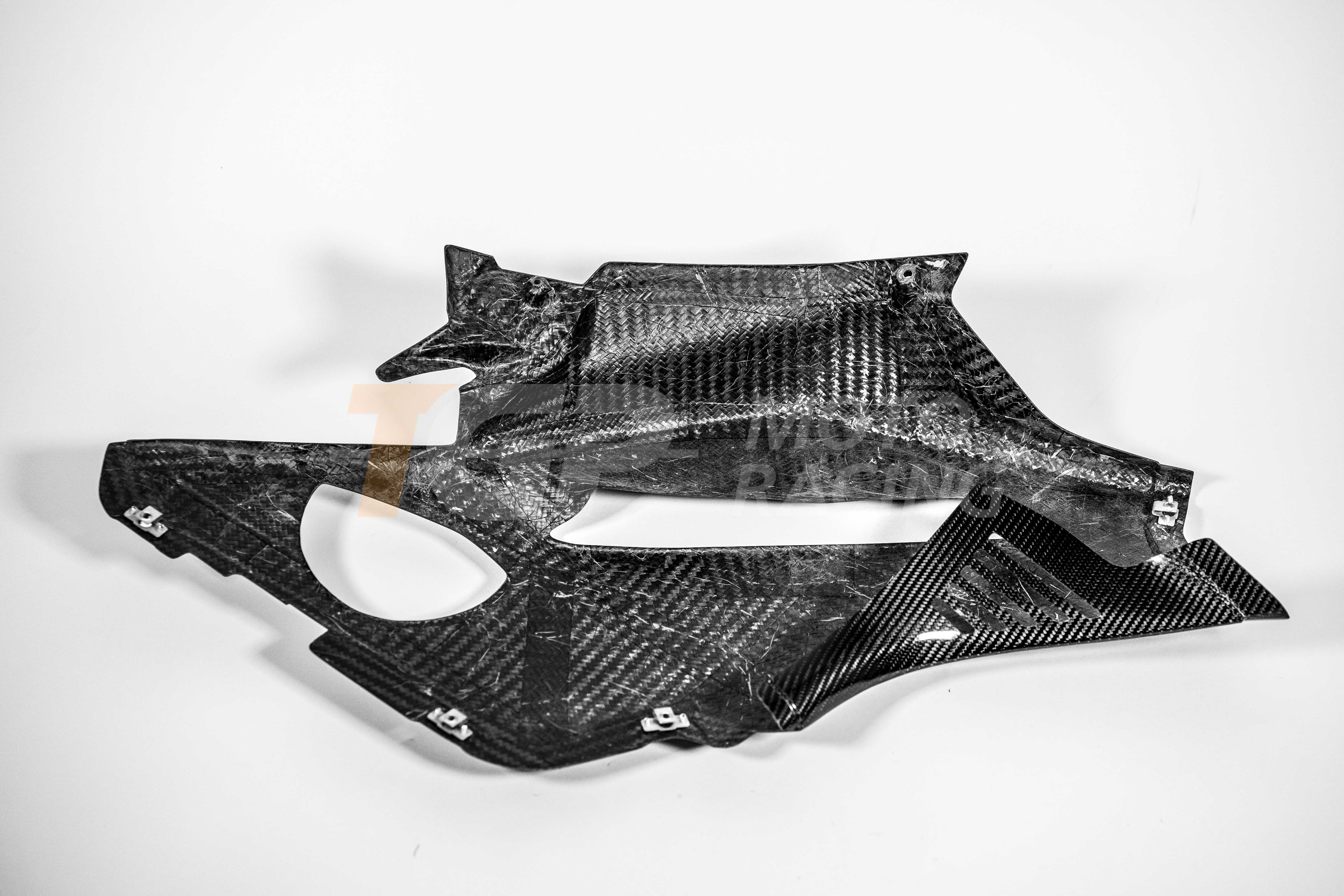 Panel lateral izquierdo de carbono AP Carbon Line de 200 g para Ducati Panigale V4 R (2026) 