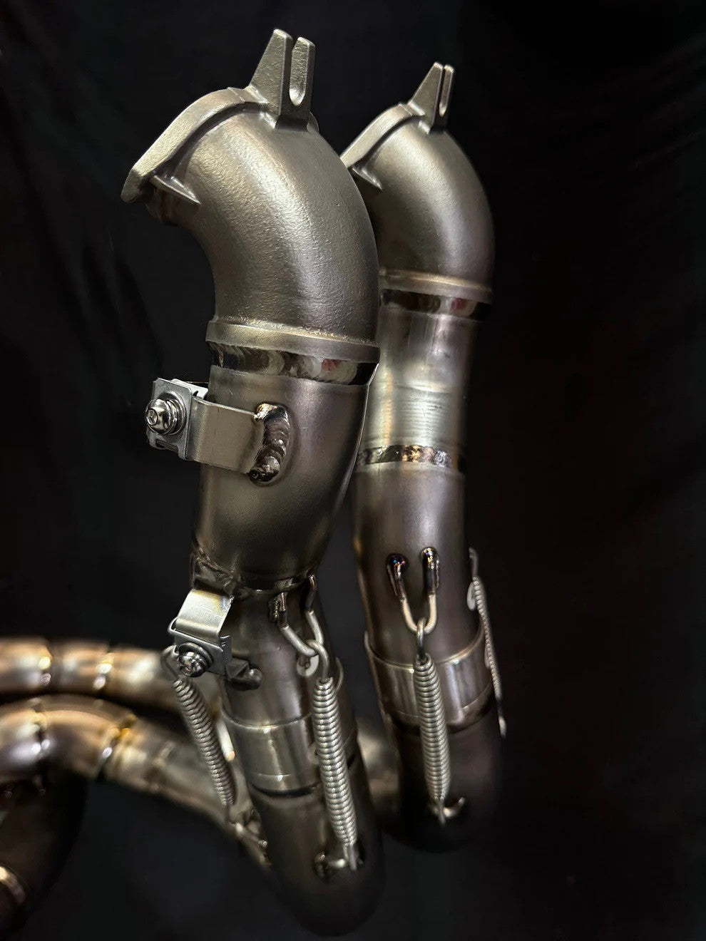 Ducati_Panigale_V4_High_Mount_Titanium_Exhaust_Front_Spigots.jpg